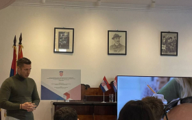 - (Od školskih klupa do poslovnog svijeta / )