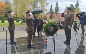 - (Jasna Vojnić položila vijenac za braću Abjano / )