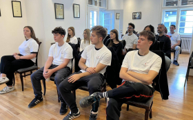 - (Od školskih klupa do poslovnog svijeta / )