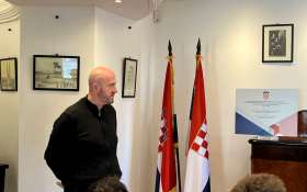 - (Od školskih klupa do poslovnog svijeta / )