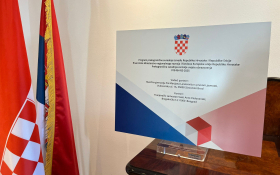 - (Od školskih klupa do poslovnog svijeta / )