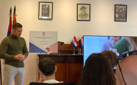 - (Od školskih klupa do poslovnog svijeta / )