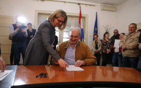  - (Svečano primljeni novi državljani / )