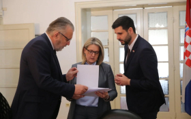  - (Svečano primljeni novi državljani / )