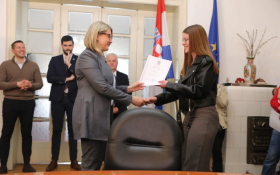  - (Svečano primljeni novi državljani / )