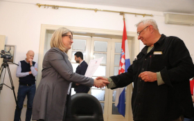  - (Svečano primljeni novi državljani / )