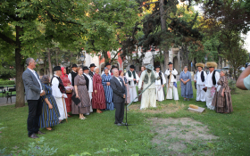 - (Risarska pogodba i raskoš folklora uoči sredi / )