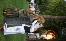 - (Risarska pogodba i raskoš folklora uoči sredi / )