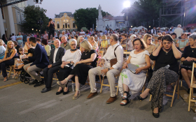  - (Risarska pogodba i raskoš folklora uoči sredi / )