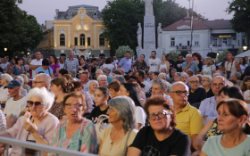 - (Risarska pogodba i raskoš folklora uoči sredi / )