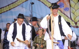  - (Risarska pogodba i raskoš folklora uoči sredi / )