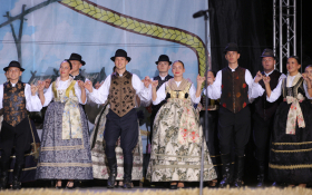  - (Risarska pogodba i raskoš folklora uoči sredi / )