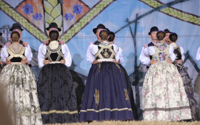 - (Risarska pogodba i raskoš folklora uoči sredi / )