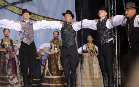  - (Risarska pogodba i raskoš folklora uoči sredi / )