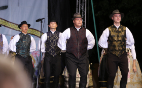  - (Risarska pogodba i raskoš folklora uoči sredi / )