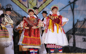  - (Risarska pogodba i raskoš folklora uoči sredi / )