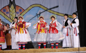  - (Risarska pogodba i raskoš folklora uoči sredi / )