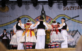  - (Risarska pogodba i raskoš folklora uoči sredi / )