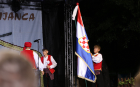  - (Risarska pogodba i raskoš folklora uoči sredi / )