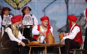  - (Risarska pogodba i raskoš folklora uoči sredi / )