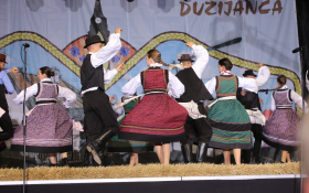  - (Risarska pogodba i raskoš folklora uoči sredi / )