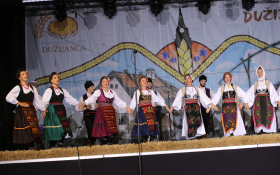  - (Risarska pogodba i raskoš folklora uoči sredi / )