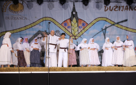  - (Risarska pogodba i raskoš folklora uoči sredi / )