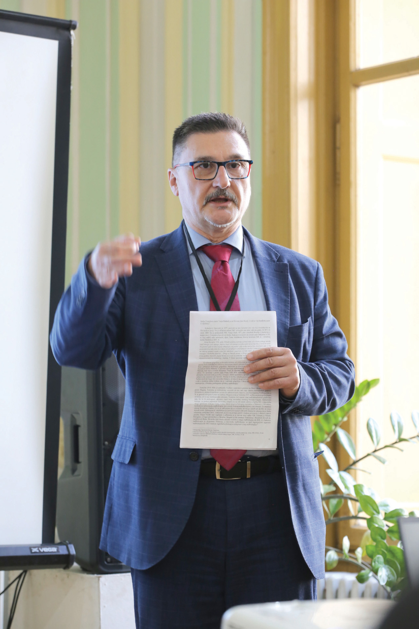 Postoji romantično i znanstveno  tumačenje povijesti 