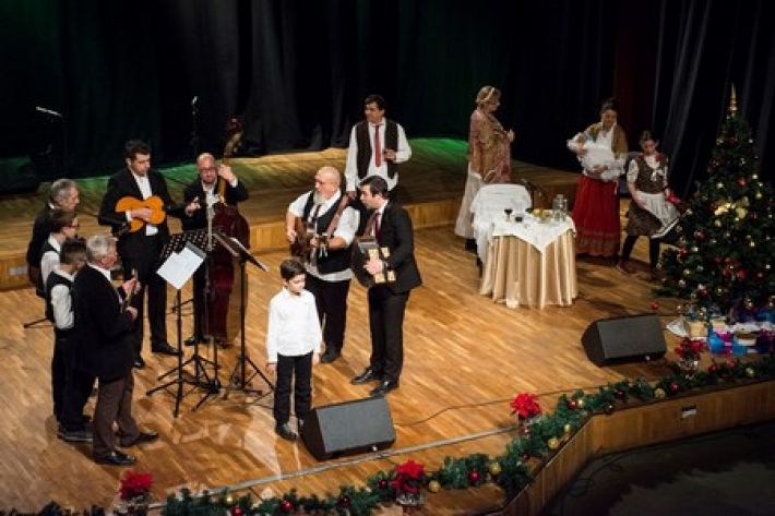 Božićne pjesme i običaji iz Petrovaradina