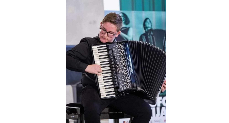 Budući liječnik s harmonikom u ruci