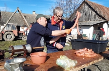 Zvoni podne, vadi slaninu iz torbe