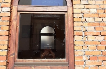 Razbijen prozor na pastoralnom centru u Platičevu
