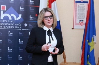 Odškrinuta vrata i obazrivo pružena ruka