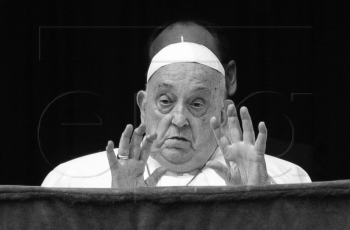 Preminuo papa Franjo