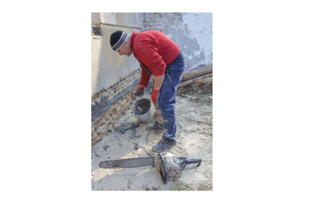 Stroj u rukama i u oblaku prašine