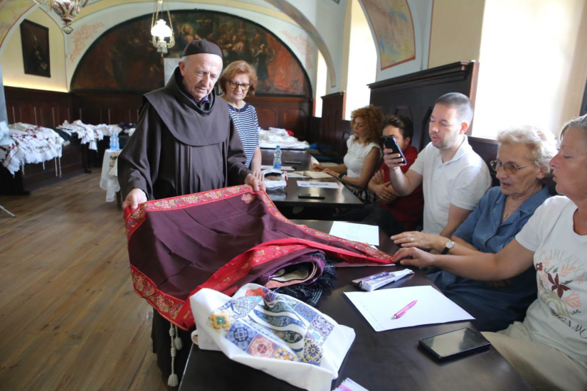 Seminar-radionica o oblačenju šokačkog ruha u Baču