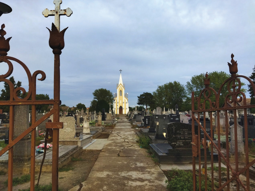 Kapela Krista Raspetoga  na groblju u Bogojevu