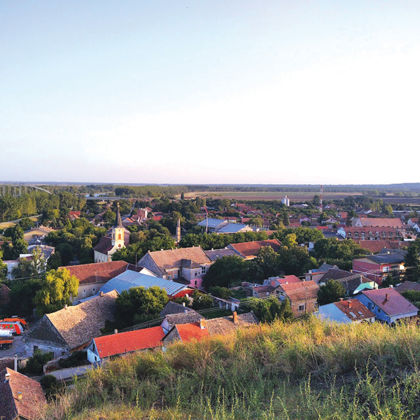 Grobovi šokačkih Hrvata i kapela obitelji Zahn u Titelu