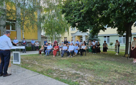  - (Krune Ane Milodanović na izložbi »S Božjom po / )