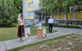  - (Krune Ane Milodanović na izložbi »S Božjom po / )