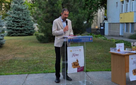  - (Krune Ane Milodanović na izložbi »S Božjom po / )