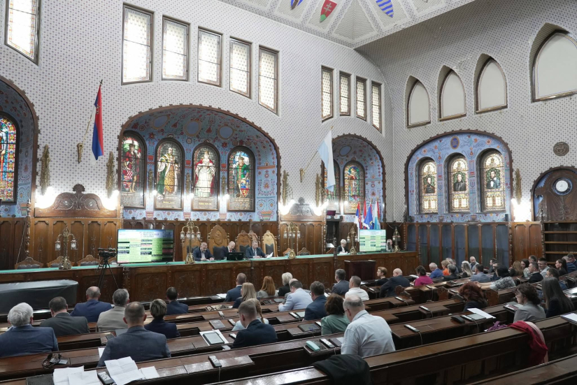 Različito glasovanje vijećnica DSHV-a i istupanje Radaka obilježili sjednicu u Subotici